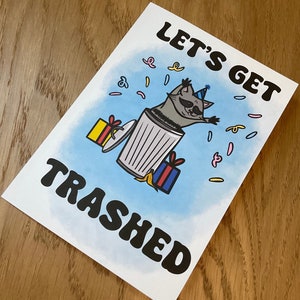 Verjaardagskaart wasbeer - Let's Get Trashed | Verjaardagskaarten | Grappige verjaardag | Grappige kaarten | Schattig | Wasbeer | Wasbeerkaart | Cadeau wasbeer