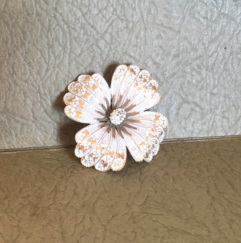 Flower Pin, Vintage Flower Brooch, Vintage Capri Jewelry, Flower Jewelry, Vintage Pin, Gold Flower, White Flower, Enamel Pin, Floral Jewelry image 8