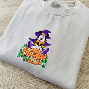 Sudadera bordada de Minnie Mouse con calabaza de otoño - Sudadera con capucha de Minnie de otoño de Disney - Jersey de Halloween - Cuello redondo de Minnie de otoño - Disney Halloween