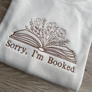 Bluza Sorry I'm Booked - Sweter dla miłośników książek - Okrągły dekolt w kwiaty - Bluza z haftem w kwiaty i książki - Sweter z dzikimi kwiatami