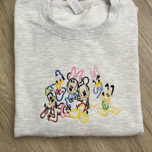 Mickey en vrienden geborduurd sweatshirt - sweatshirt met 6 beroemde Disney-personages - Daisy - Donald - Minnie - Goofy - Pluto - Disney