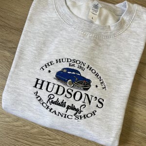 Doc Hudson Sweatshirt - Hudson Autos besticktes Sweatshirt - Radiator Springs Pullover - Disney Geschenk Pullover - Disneyland Autos Geschenk