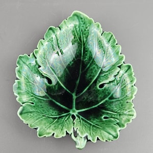 Puede incluir: Un letrero de madera rústica con el texto "Welcome to our home" en letras blancas. El letrero presenta un acabado envejecido y un diseño simple y acogedor, ideal para la decoración de la puerta principal.