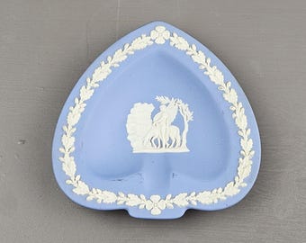Cenicero Wedgwood en forma de pala, de jaspe azul, con diseño neoclásico. Coleccionable. Vintage.