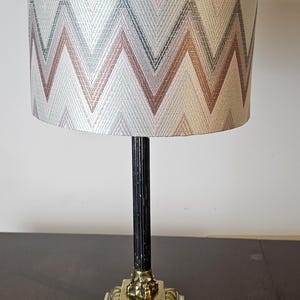 Lámpara de mesa: base de columna corintia y pantalla de tela Missoni, decoración vintage para el hogar.