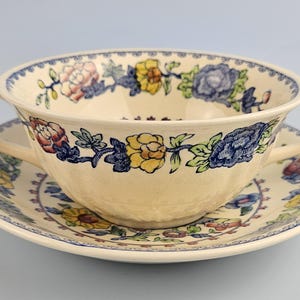 Tigela de sopa Mason's com duas alças e pires, padrão Regency. Cerâmica vintage colecionável.