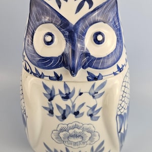 Ceramiczny słoik na ciasteczka w kształcie sowy w kolorze niebieskim i białym z kwiatowym wzorem, ceramika vintage.