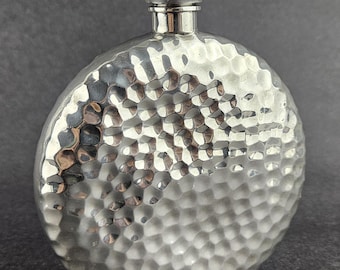 ハンマー仕上げのヴィンテージ風丸型スリムラインピューター製フラスコ。イギリス製。