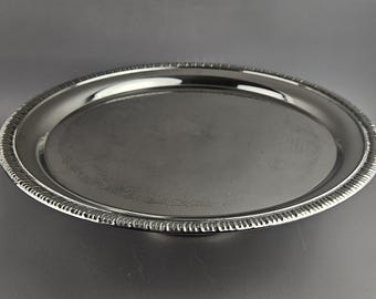 Posrebrzany stojak na ciasto Tazza lub podstawka na ciasto z misternie grawerowaną podstawą w kształcie kwiatów