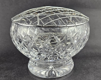 Rosaleda de cristal con diseño tallado y soporte de alambre metálico. De estilo vintage.