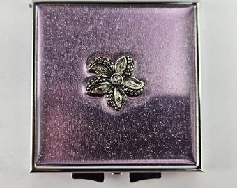 Lusterko kompaktowe Lakeland Stardust z dekoracyjnym motywem kwiatowym, w stylu vintage.