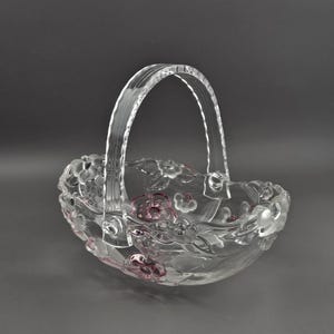 Szklany kosz z uchwytem od Warter Glass Co. Wzór "Carmen Rose". Niemcy Vintage