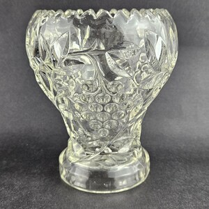 Jarrón antiguo de vidrio prensado con diseño de vid y hojas, de colección.