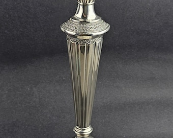 Verzilverde kandelaar met neoklassiek ontwerp, gecanneleerde zuil en kraalmotieven. Vintage verzamelobject.