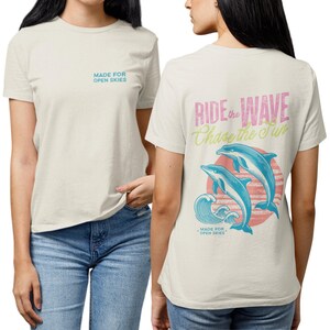 Chemise rétro Surfez sur la vague avec les dauphins, t-shirt d'été vintage, t-shirt graphique océan, chemise Beach Vibes, cadeau chemise de surf, cadeau amoureux de l'océan, t-shirt vacances
