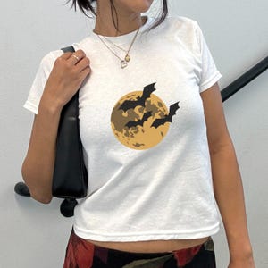 Maglietta per neonati Y2K con pipistrelli spettrali, maglietta retrò con luna e pipistrello, maglietta per neonati Y2K Goth, maglietta con grafica gotica a forma di pipistrello, top con estetica da strega, maglietta per neonati per l&#39;autunno