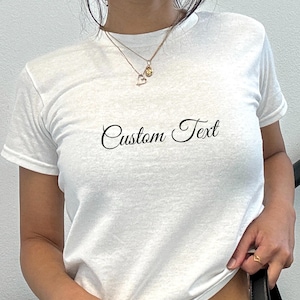T-shirt bébé personnalisé An2K, Chemise texte personnalisée, Chemise personnalisée, T-shirt ajusté An 2000, Top court personnalisé, Mode An 2000 personnalisée, T-shirt bébé tendance