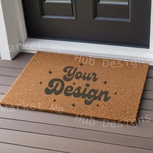 以下が含まれることがあります： レトロなフォントで「Your Design」と書かれた茶色のココナッツ繊維のドアマット。テキストは小さな星で囲まれています。