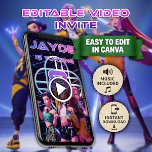 Op de afbeelding: Een smartphone toont een video-uitnodiging voor een verjaardagsfeest. Het scherm toont de naam "JAYDE" en de zin "IS TURNING". De afbeelding bevat de tekst "EDITABLE VIDEO INVITE" en "EASY TO EDIT IN CANVA". Pictogrammen geven aan dat muziek is inbegrepen en direct kan worden gedownload.