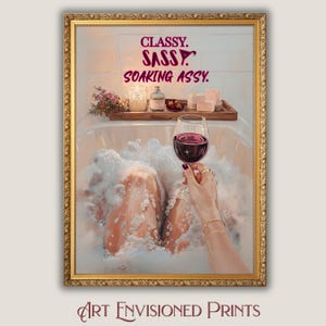 Puede incluir: Una mujer se relaja en un baño de burbujas con una copa de vino tinto. El texto "CLASSY. SASSY. SOAKING ASSY." está escrito en rosa sobre un fondo blanco.