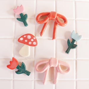 Imanes de cerámica dulces: decoración para el refrigerador con flores, lazos y hongos.