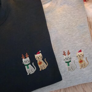 Bestickte Katzen Weihnachtspullover in verschiedenen Farben für Damen und Herren.