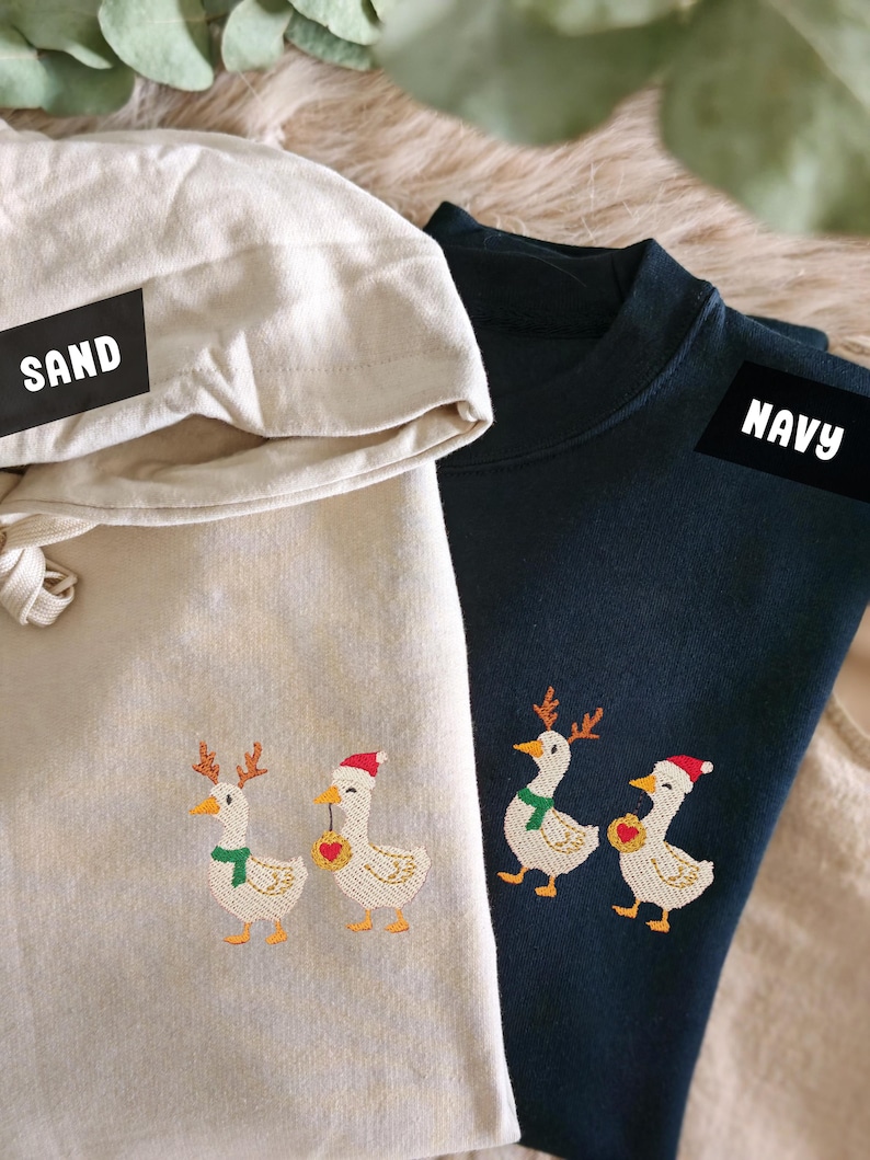 Bestickter Weihnachtspullover mit Ente und Gans Motiv