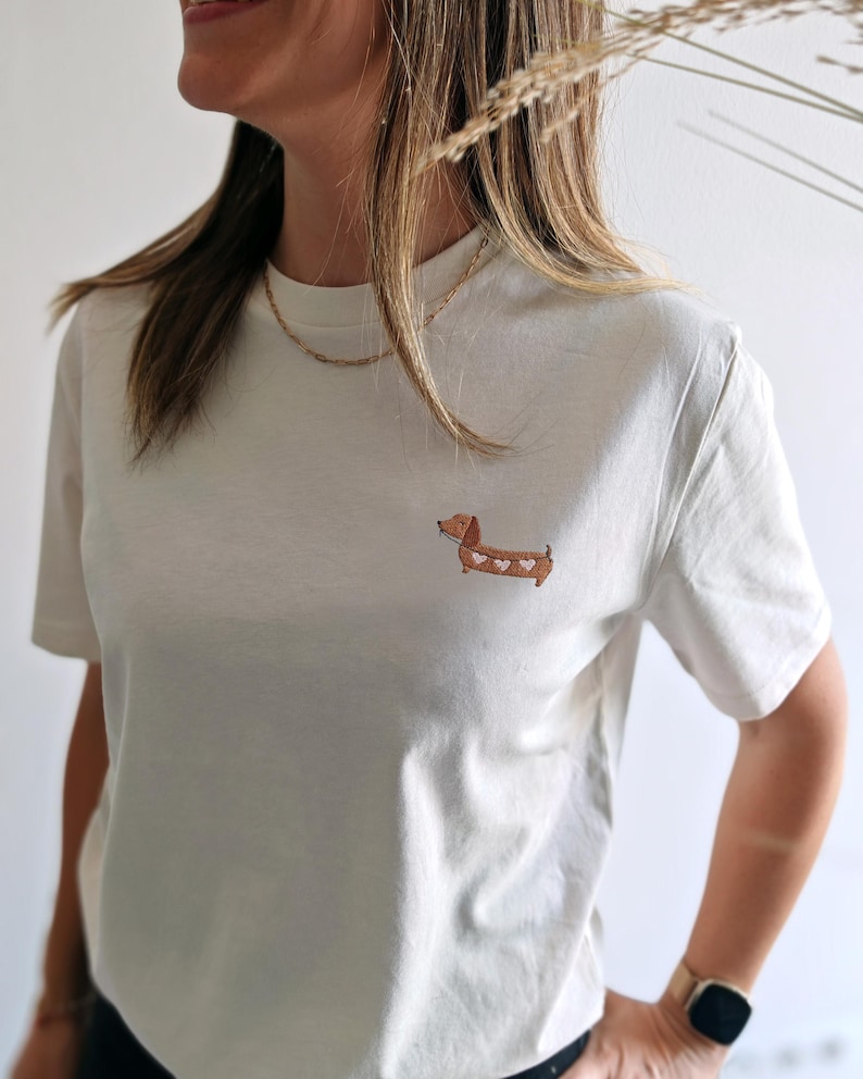 Besticktes Dackel T-Shirt – liebevolles Geschenk für Hundeliebhaber
