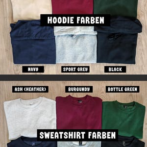 Op de afbeelding: Een collectie hoodies en sweatshirts in diverse kleuren. Het bovenste gedeelte toont hoodies met de labels Sand, Maroon, Forest Green, Navy, Sport Grey en Black met de tekst HOODIE FARBEN. Het onderste gedeelte toont sweatshirts met de labels Ash, Burgundy, Bottle Green, Navy, Grey en Black met de tekst SWEATSHIRT FARBEN.