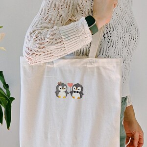 Pinguin Tasche bestickt / Geschenk für Freundin & Tierliebhaber / Liebe Geschenk / Stofftasche Herz / Paar Geschenk / Geburtstag Freundin imagen 8