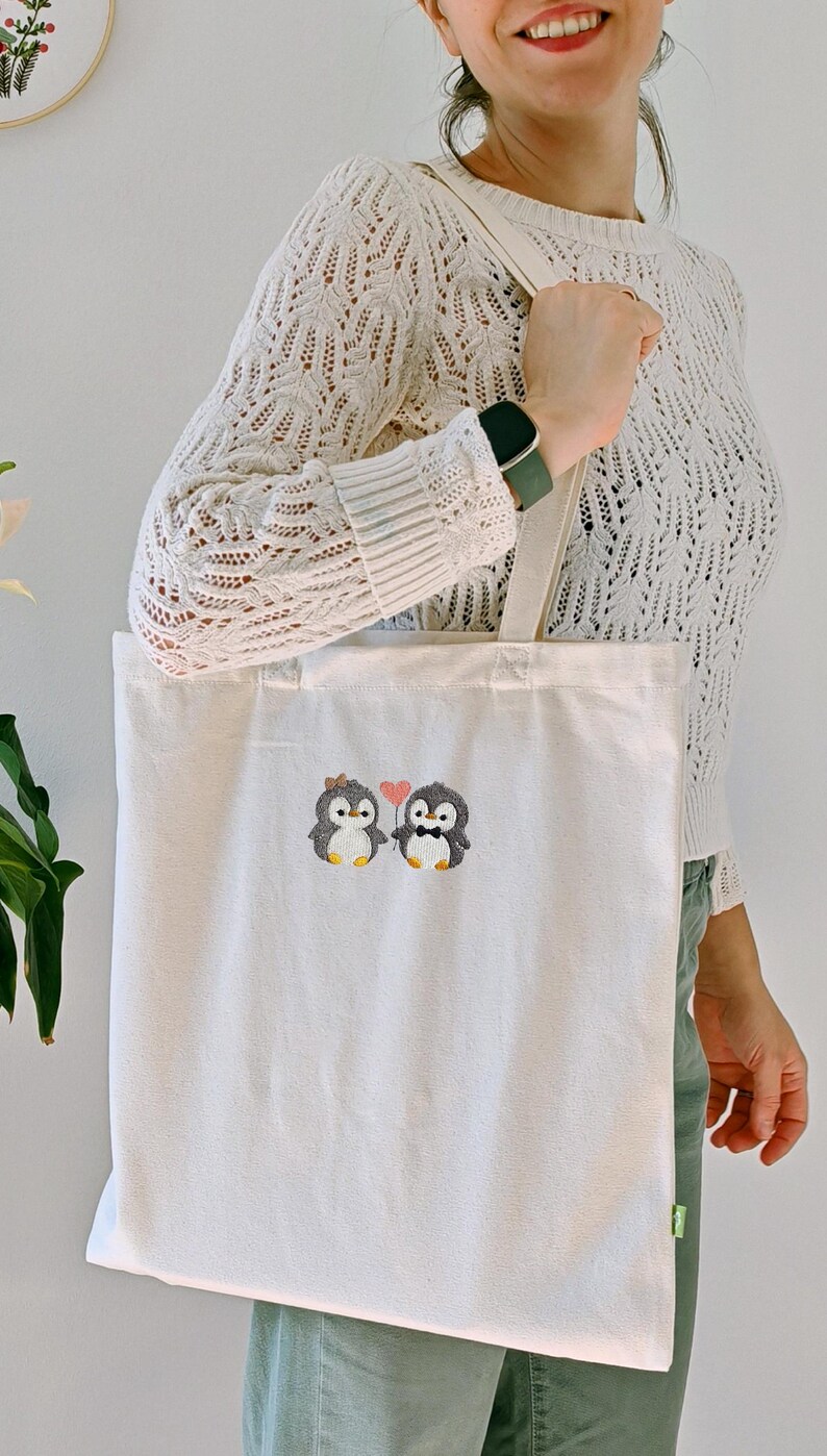 Pinguin Tasche bestickt / Geschenk für Freundin & Tierliebhaber / Liebe Geschenk / Stofftasche Herz / Paar Geschenk / Geburtstag Freundin imagen 8