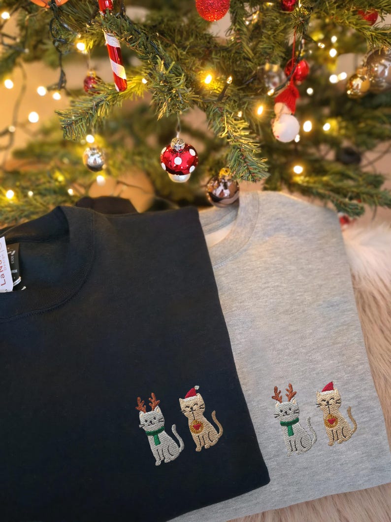 Bestickte Katzen Weihnachtspullover in verschiedenen Farben für Damen und Herren.