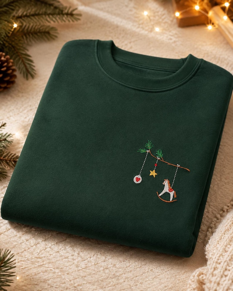 Bestickter Weihnachtspullover als Weihnachtsgeschenk für Freundin Mama Schwester oder Familie.