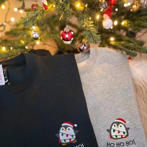 Pinguin Weihnachtspullover mit kleiner Stickerei als gemütlicher Winter Pullover für Weihnachten.