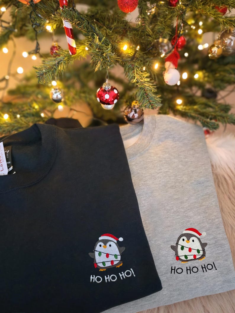 Pinguin Weihnachtspullover mit kleiner Stickerei als gemütlicher Winter Pullover für Weihnachten.