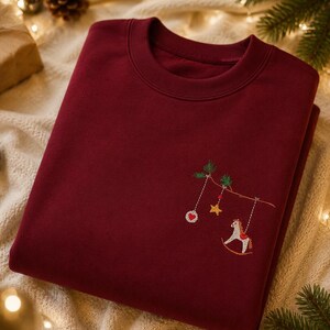Bestickter Weihnachtspullover für Damen mit elegantem Ornament Motiv als festliches Weihnachts Outfit.
