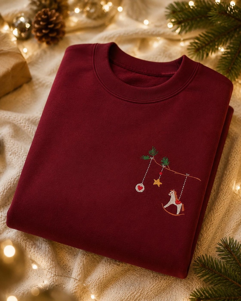 Bestickter Weihnachtspullover für Damen mit elegantem Ornament Motiv als festliches Weihnachts Outfit.