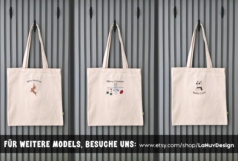 Puede incluir: Tres bolsas de tela de lona blanca con diferentes dise&ntilde;os bordados. La primera bolsa dice "Merry Woofmas" y presenta un dachshund. La segunda bolsa dice "Merry Catmas" y presenta un gato con adornos. La tercera bolsa dice "Winter Love" y presenta un ping&uuml;ino.