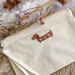 Bestickte Dackel Tasche mit Herzdeko auf Seil