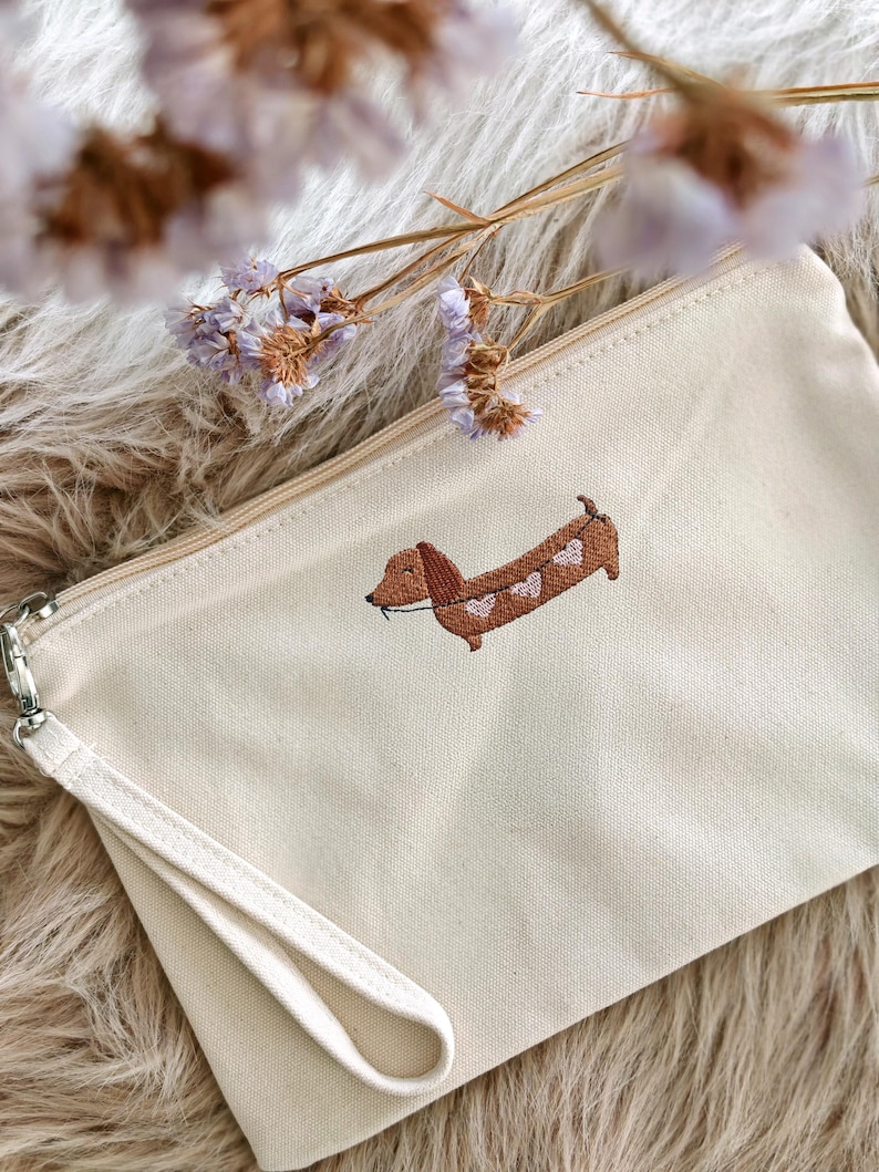 Bestickte Dackel Tasche mit Herzdeko auf Seil