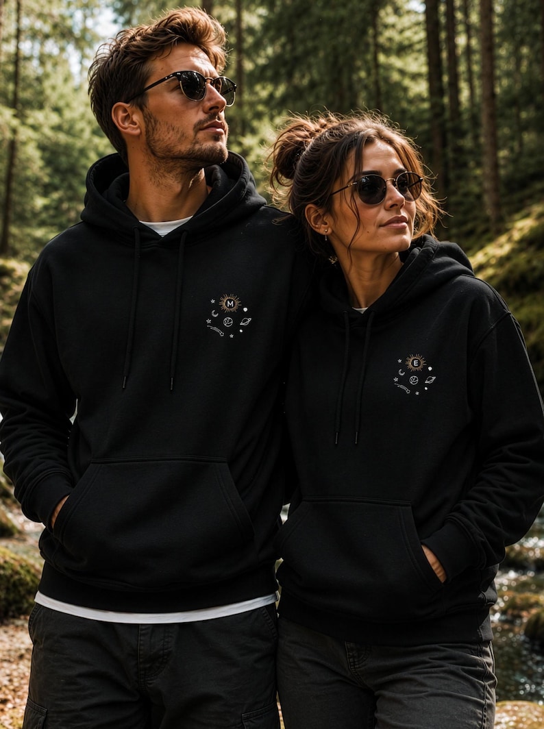 Bestickter Paar Pullover als Jahrestagsgeschenk