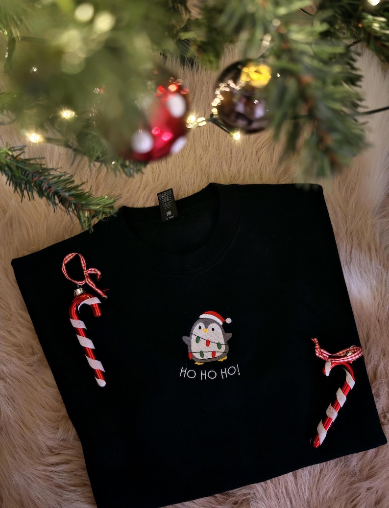Bestickter Weihnachtspullover mit Pinguin Motiv für Damen und Herren