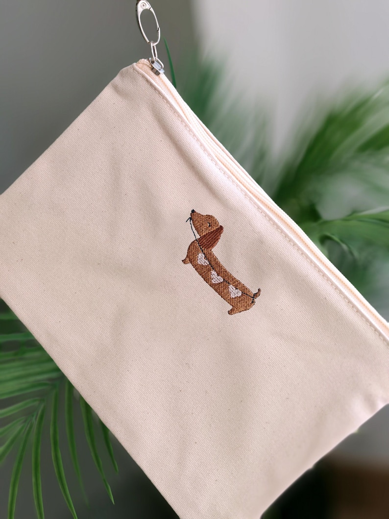 Detail der Stickerei: Dackel mit Herzgirlande auf Kosmetiktasche