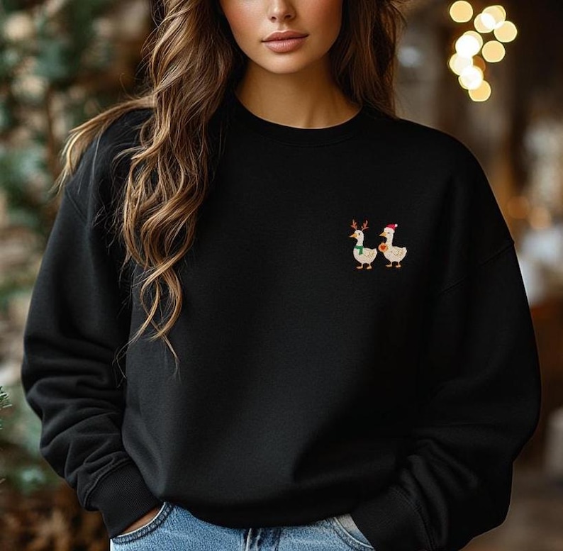 Gemütlicher Weihnachts Pullover mit Ente vor Weihnachtsbaum und warmen Lichtern, festliches Winter Outfit.