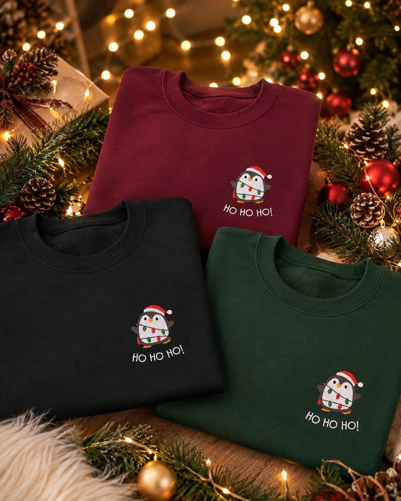 Bestickter Weihnachtspullover mit kleinem Pinguin Weihnachtsmotiv für Damen und Herren.
