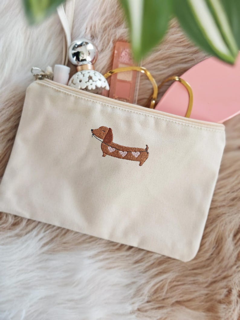 Makeup Tasche mit besticktem Dackel und Herzgirlande