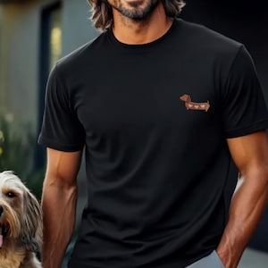 Detailaufnahme: Dackel-Stickerei auf T-Shirt
