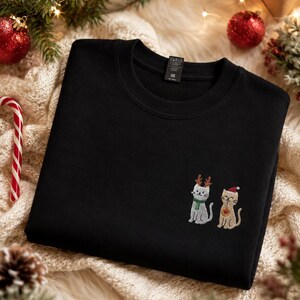 Bestickter Katzen Weihnachtspullover als Weihnachtsgeschenk für Katzenliebhaber, Familie und Freunde.