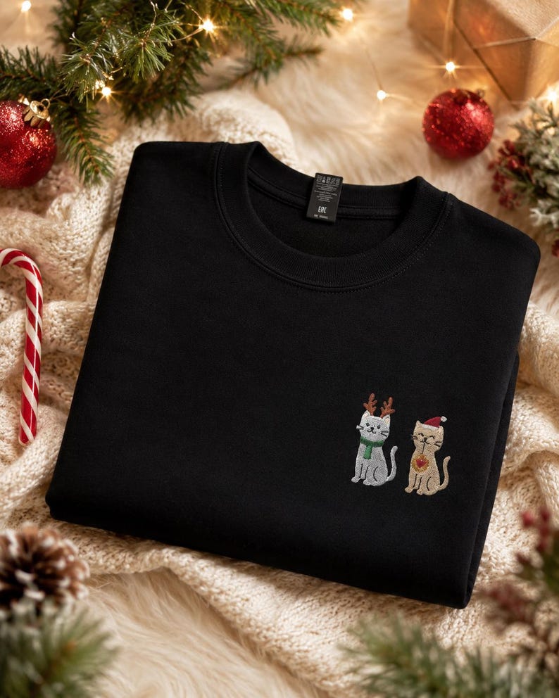 Bestickter Katzen Weihnachtspullover als Weihnachtsgeschenk für Katzenliebhaber, Familie und Freunde.