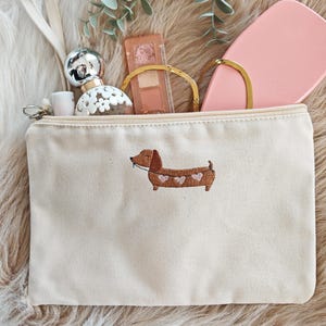 Süßes Dackelmotiv auf bestickter Makeup Tasche